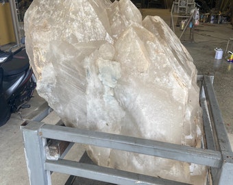 Il più grande e massiccio cristallo di quarzo naturale di Tucson, con un peso di oltre 1220 chilogrammi