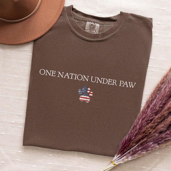 Patriotic Pet Lover T-Shirt: USA Flag Paw Print, 4th of July Unisex Tee