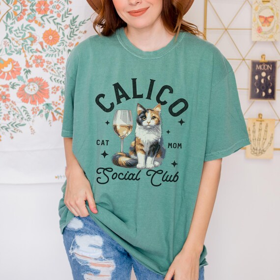 Calico Cat Social Club T-Shirt, Cozy Comfort Colors Shirt for Cat Moms, Vintage-Inspired Cat Lovers Gift for Her, Cute Kitty Crewneck Tshirt