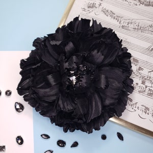 Broche extra grande negro moderno, ramillete de flores de seda, solapa de declaración de flores de gran tamaño, peonía grande, pasador de flores de tela, clip de pedrería floral