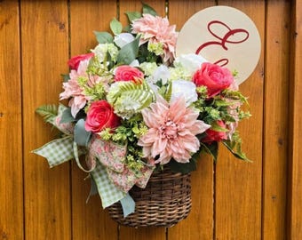 Cesta colgante floral personalizada con lazo, rosas y dalias para el porche delantero. Lista para colgar en la pared. Cesta de bienvenida decorativa para el cumpleaños de mamá.
