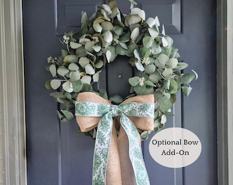 Corona de eucalipto neutro, decoración de puerta principal estilo granja, regalo para anfitrión, regalo de cumpleaños para todo el año, regalo para amigo, gran lazo verde, colgador de pared decorativo