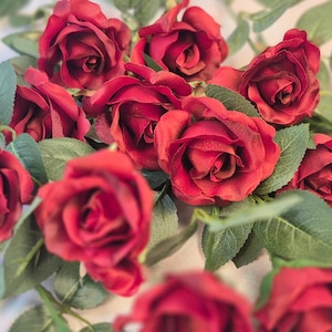 Suministro de rosas rojas artificiales para ramos de novia hechos a mano, suministros para decoración de espacios para propietarios de viviendas, arreglos florales hechos a mano.