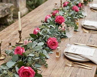 Tarjetas y regalos de postres para los novios de boda Decoración de mesa rústica Guirnalda de rosas rosas y blancas lista para exhibir