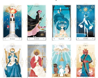 Könnte beinhalten: Acht Tarotkarten mit Illustrationen von Figuren und Symbolen, darunter ein Turm, eine Figur in einem schwarzen Umhang und eine kopfüber hängende Figur. Die Karten haben ein himmlisches Thema. Der Text "ARCANES MAJEURS" steht oben.