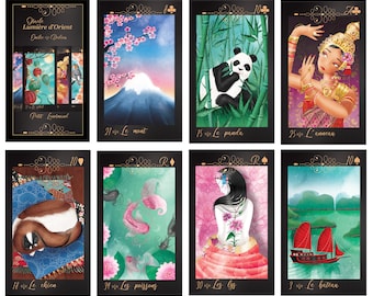 Puede incluir: Una baraja de cartas de oráculo con ilustraciones de temática asiática. Las cartas representan escenas como una montaña, un panda, una bailarina, un gato durmiendo, peces koi, una mujer con tatuajes florales y un barco. Cada carta tiene un borde negro y detalles dorados.