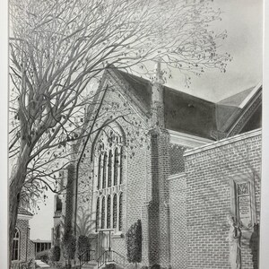 Può includere: Un disegno a matita dettagliato di un edificio di chiesa con facciata in mattoni, finestre ad arco e un alto campanile. Un grande albero con rami spogli incornicia il lato sinistro. L'opera è firmata in basso a destra.