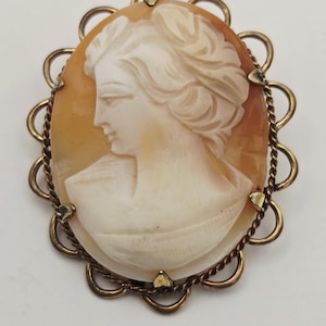Broche antiguo de concha con camafeo de oro laminado de 9 quilates, firmado