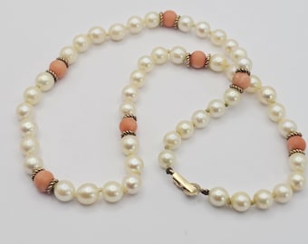 Antik halsband i 9 karat gult guld med odlade pärlor och persikakoraller