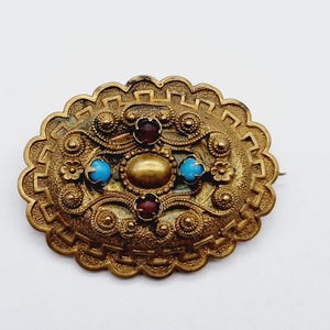 Broche antiguo de latón de estilo etrusco