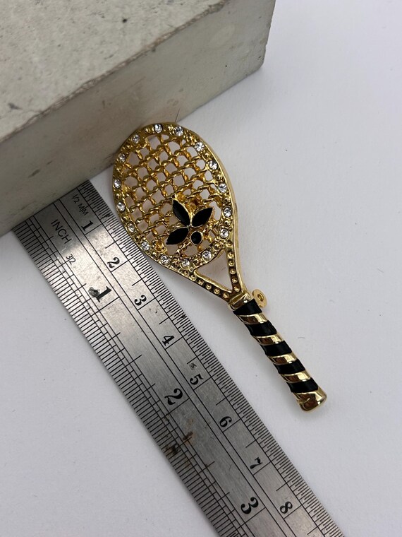 Broche Vintage Tennis Raquette Argent Et Or Avec émail Et Strass – Occasion