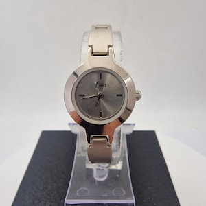 Reloj de cuarzo vintage para mujer de la marca Limit con brazalete de acero inoxidable cepillado en tono plateado. E4