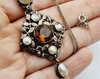 Colgante de plata austrohúngara con perla y citrino y cadena