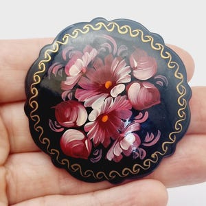 Broche vintage ruso pintado a mano con flores, lacado y firmado.