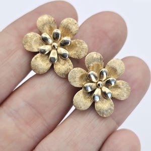 Vintage Crown Trifari Gold Tone Flower Clip On Earrings