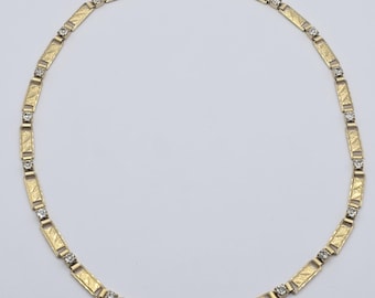 Hermoso collar vintage de eslabones elegantes chapado en oro con piedras transparentes