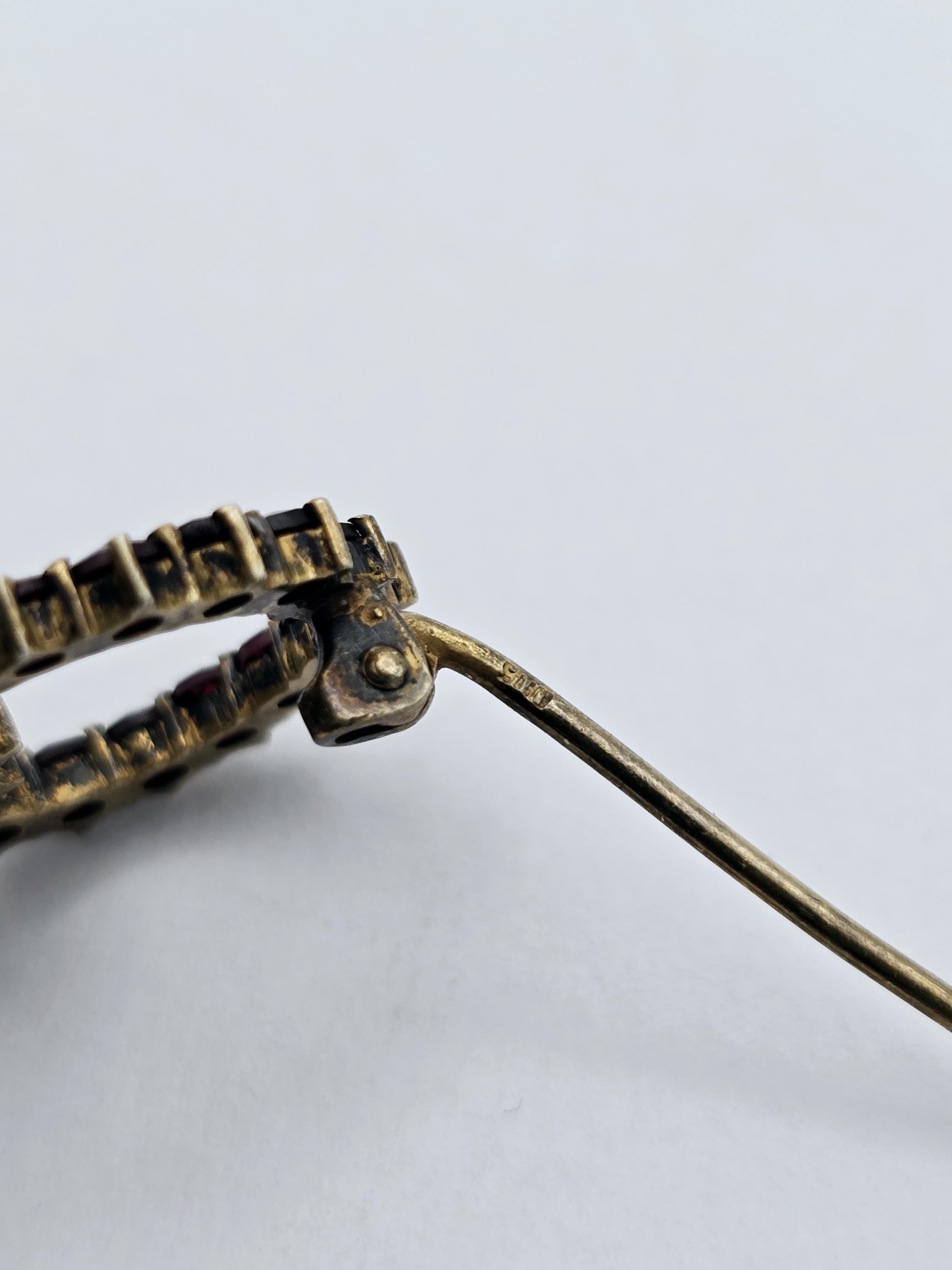 Belle Broche Ancienne En Argent Doré 900/1000°, Avec Grenats De Bohême - Pièce D'occasion En Très Bon état