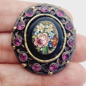 Broche antiguo italiano de micromosaico de ónix con piedras rosas en pasta