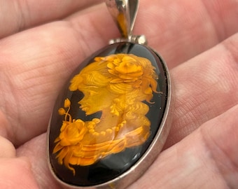 Colgante vintage de plata 925 con camafeo tallado al revés y ámbar
