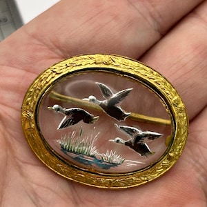 Broche Mizpah Art Déco de la década de 1920: Patos Voladores de Cristal de Essex Intaglio
