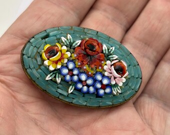 Broche vintage italiano com micromosaico floral, década de 1940-50, em latão.