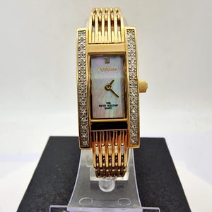 A Amadeus Mother of Pearl Exquisite Ladies Mother of pearl dial with a crystal-embedded bezel and a gold-tone band.     E5