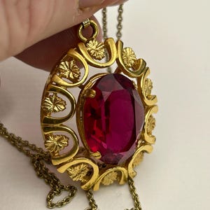 Colar vintage Kordes & Lichtenfels com pingente de rubi em pasta e banho de ouro 14k.