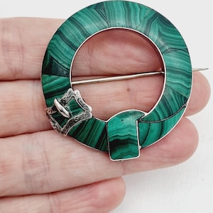 Broche antiguo victoriano raro de plata esterlina escocesa con alfiler de malaquita para falda escocesa
