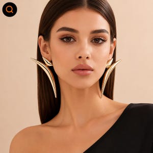 Goldene, skulpturale Statement-Ohrringe, moderne geometrische Ohrstecker, minimalistischer Avantgarde-Schmuck