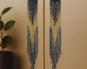 Lange, handgefertigte Statement-Ohrringe mit Fransen und Perlenbesatz, schwarz-goldene Boho Ohrhänger, leichter Rocailles-Schmuck