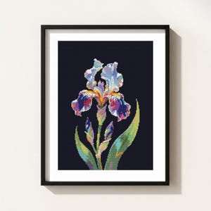Könnte beinhalten: Ein gerahmter Wandkunstdruck mit einer verpixelten Irisblüte in den Farben Violett, Blau, Gelb und Weiß vor einem einfarbigen dunkelblauen Hintergrund. Das florale Design zeigt eine zentrale blühende Iris mit zwei kleineren Knospen und grünen Blättern.