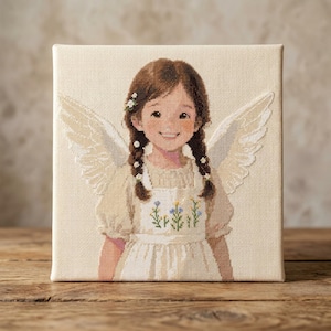 Peut inclure: Une broderie au point de croix sur toile carrée représentant un enfant souriant aux cheveux bruns tressés ornés de petites fleurs blanches. L'enfant porte une robe crème avec un tablier blanc orné de fleurs sauvages bleues et jaunes.