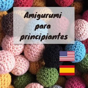 Puede incluir: Primer plano de bolas de crochet de colores con el texto "Amigurumi para principiantes" y las banderas de Estados Unidos y España. También se puede ver el texto "Lo esencial".