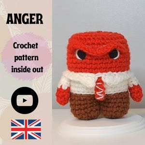 Puede incluir: Muñeco de Anger tejido a crochet, inspirado en la película "Del revés". El muñeco es principalmente rojo, con camisa blanca, pantalón marrón y corbata roja. La imagen incluye el texto "ANGER" y "Crochet pattern inside out".