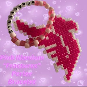 Puede incluir: Pulsera de cuentas perler rosa y blanca con las palabras "Fractures" escritas. La pulsera está unida a un diseño más grande de cuentas perler rosa y blanca.