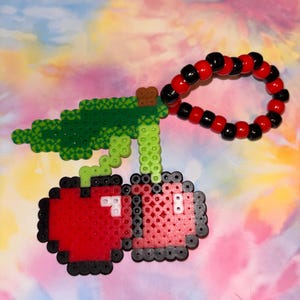 Cherry rave perlerarmband, zwart en rood. Maatwerk is ook een optie voor kleuren of namen
