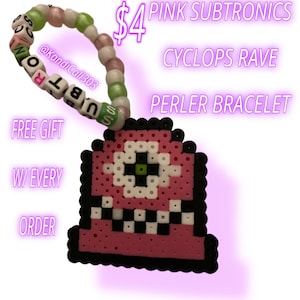 Pode incluir: Pulseira Perler rosa com um design de ciclope, presa a uma pulseira de contas com a palavra "SUBTRON". A imagem inclui o texto "PINK SUBTRONICS", "CYCLOPS RAVE" e "PERLER BRACELET".