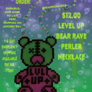 Puede incluir: Encanto de oso pixelado verde y morado con el texto "LVL UP" en el pecho. El encanto está unido a un collar de cuentas verde, morado y rosa. El texto "BEAR RAVE PERLER NECKLACE" está escrito en verde y amarillo.