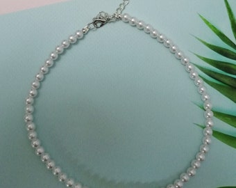 Gargantilha delicada de miçangas brancas: colar minimalista boho feito à mão