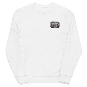 Puede incluir: Sudadera blanca con una pequeña imagen bordada de una cabina de avión en el pecho izquierdo.