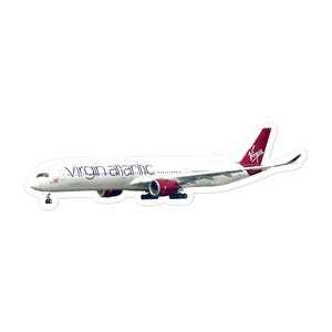 Puede incluir: Un avión Airbus A350-1000 de Virgin Atlantic blanco con detalles rojos y el logotipo de Virgin Atlantic en la cola.