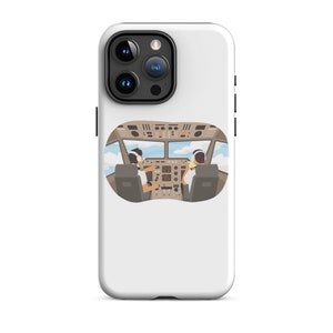 Puede incluir: Una funda blanca para iPhone con una ilustración colorida de una vista de la cabina desde el interior de un avión. La ilustración muestra dos pilotos en la cabina, con el panel de control y las ventanas visibles.