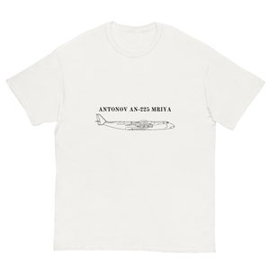 Peut inclure: T-shirt blanc avec un dessin au trait noir d'un avion cargo Antonov An-225 Mriya. Le texte "ANTONOV AN-225 MRIYA" est imprimé au-dessus de l'avion.