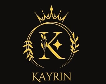 Può includere: Un logo dorato con una lettera K stilizzata circondata da una corona di alloro e una corona sopra. Il testo "KAYRIN" è sotto il logo.