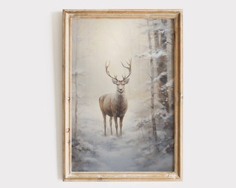 Puede incluir: Una impresión artística enmarcada que presenta un majestuoso ciervo en un bosque nevado. La obra de arte tiene una estética vintage con colores suaves y apagados y una representación detallada del animal y su entorno. El marco es de madera clara envejecida.