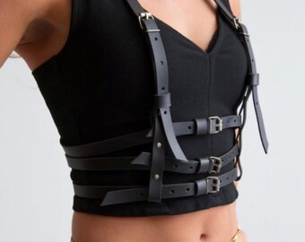 Ceinture pectorale en cuir souple, Ensemble avec trois bretelles, Vêtements grande taille, Vêtements tendance pour femmes, Harnais réglable sur la robe, Équipement sous la poitrine