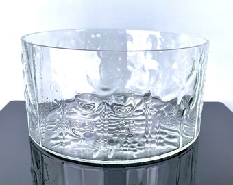 Vintage Nuutajärvi Iittala Oiva Toikka glass serving bowl in the timeless "Flora" series. 7.5" diameter. Discontinued. Made in Finland.