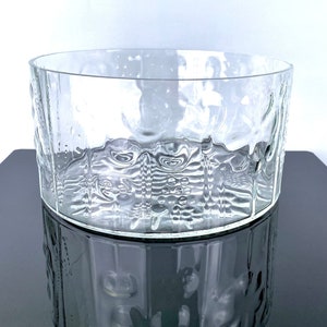 Vintage Nuutajärvi Iittala Oiva Toikka glass serving bowl in the timeless &quot;Flora&quot; series. 7.5&quot; diameter. Discontinued MCM. Made in Finland.