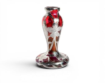Antik Alvin Cranberry-glasvas: .999 silveröverlägg med jugendblommotiv. Amerikanskt hantverk.