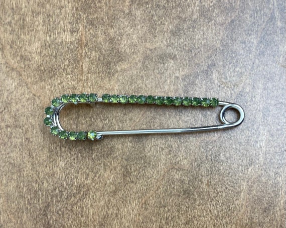 Vintage "safety pin" style brooch with elegant gr… - image 2
